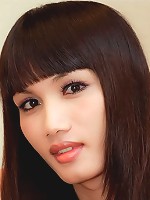 See sexy ladyboy Jusmin and her spitting snake